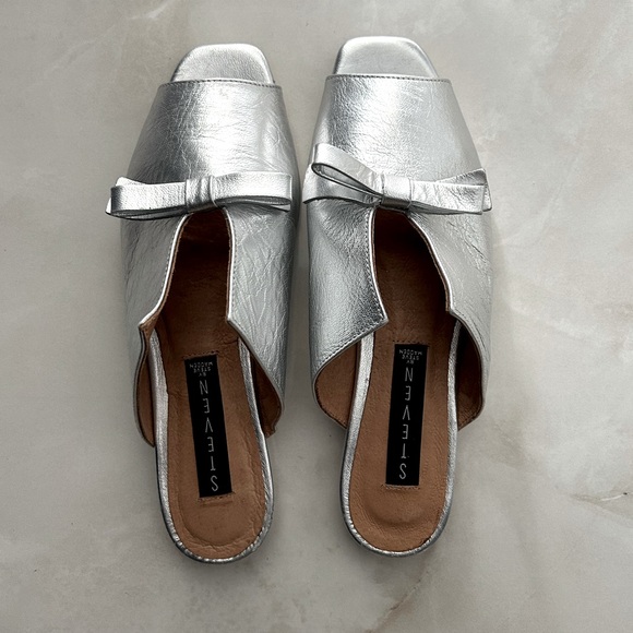 Steve by Steve Madden Metallic Silver Bow Mule Flats - Picture 2 of 3